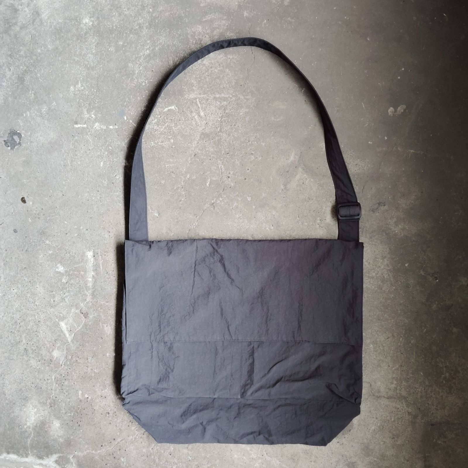 ERA. SHRINK NO MESSENGER BAG BLACK イーラ シュリンク