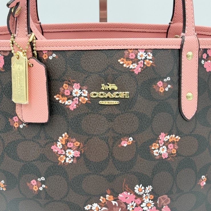 COACH コーチデイジー シグネチャー トートバッグ ピンク 花柄　肩掛け COACH（コーチ）シグネチャー メドレー ブーケ リバーシブル シティー