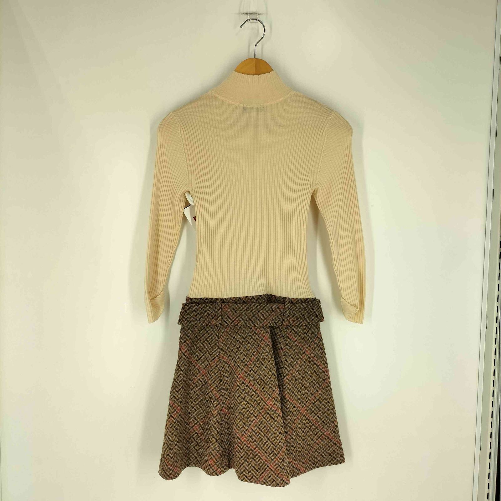 バーバリーブルーレーベル⁂リブニット切替ワンピース　ホース刺繍　クルミボタン　M バーバリーブルーレーベル BURBERRY BLUE LABEL ホース刺繍 クルミ