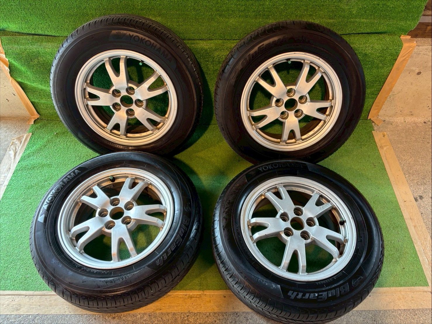 ZVW30 プリウス 純正アルミ・キャップ 195/65R15 タイヤ付4本 843 ①