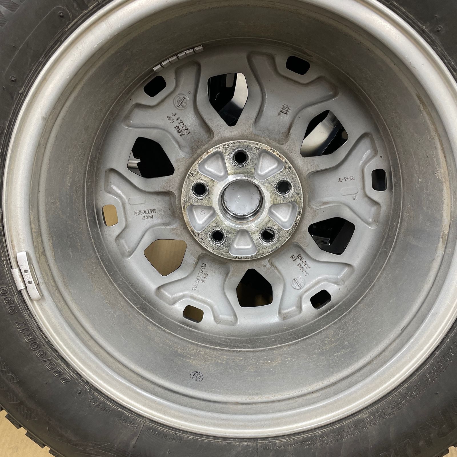 スバル フォレスター純正 5穴 PCD114.3 +48 17インチ 7J φ56 225/60R17 