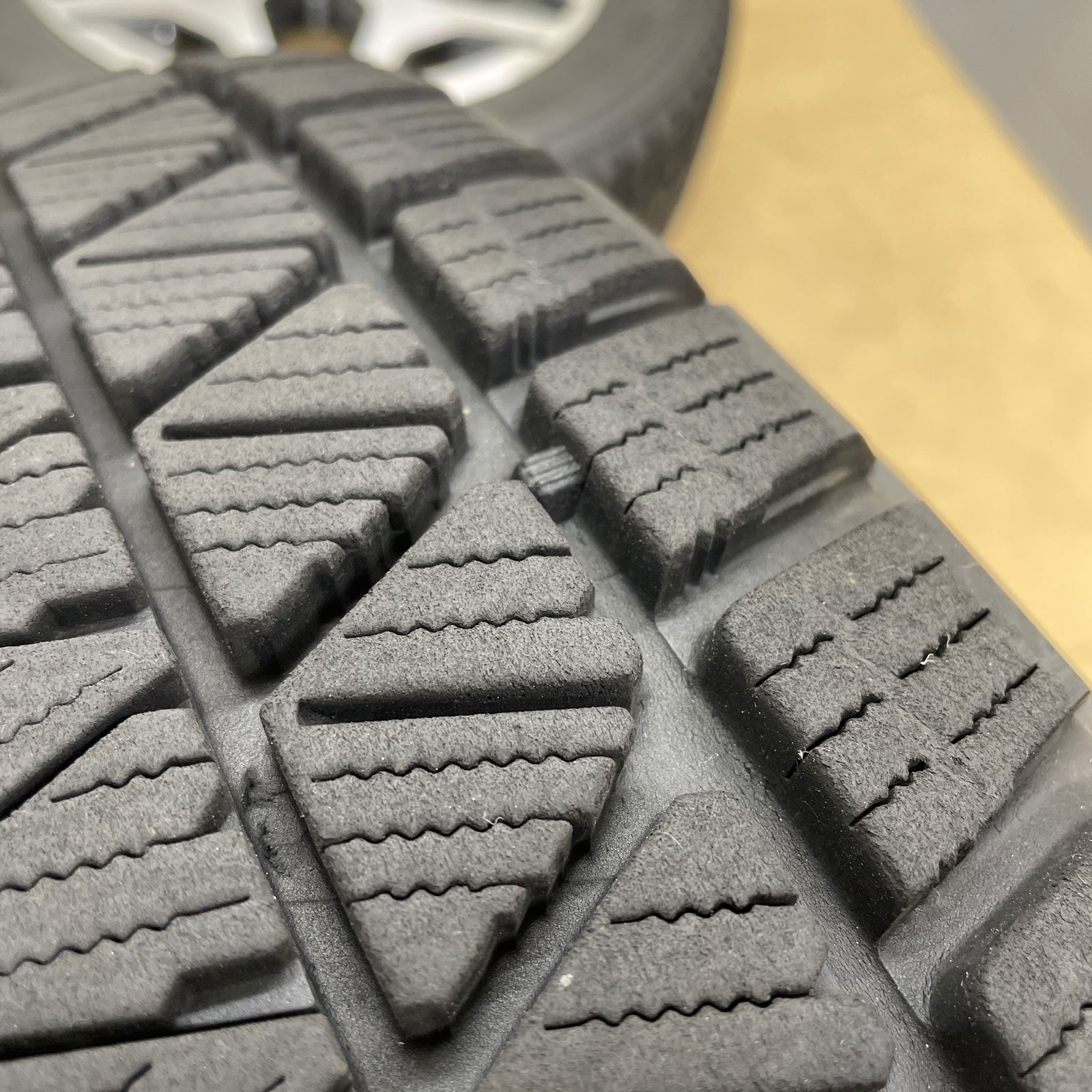 スバル フォレスター純正 5穴 PCD114.3 +48 17インチ 7J φ56 225/60R17 