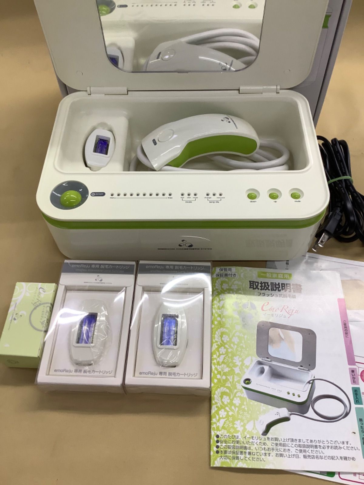 emoReju　イーモリジュ フラッシュ式脱毛器 本体＋新品カートリッジ2個 美容家電 イーモリジュ 脱毛器 NIPL-1080