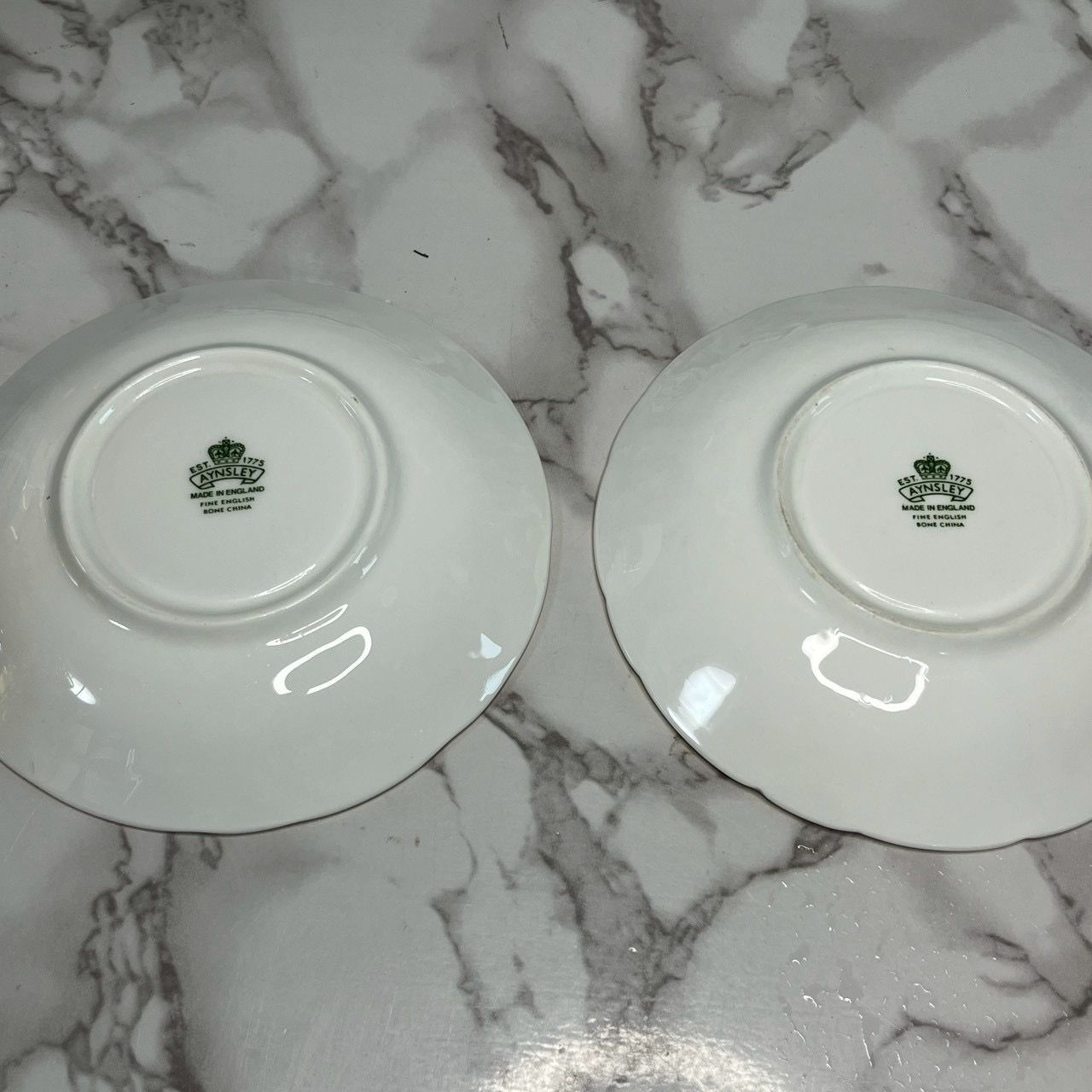 良品】エインズレイ AYNSLEY カップ&ソーサー 花柄 蝶 デザイン 2客 