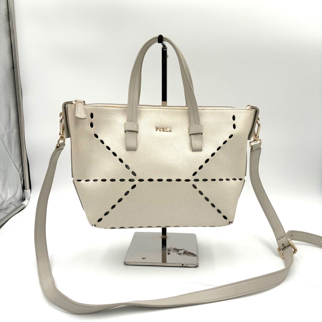 FURLA フルラ 2way ハンドバッグ ショルダー レザー パンチング 白 