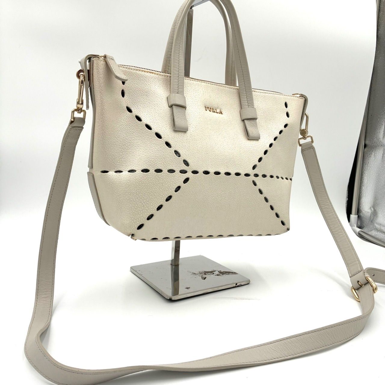 FURLA フルラ 2way ハンドバッグ ショルダー レザー パンチング 白 