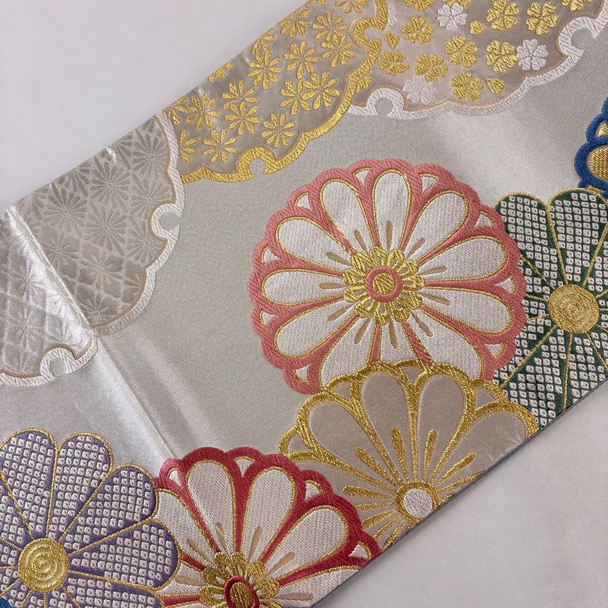 美品】 袋帯 秀品 菊 雪輪 銀通し 金糸 灰白 六通 正絹 【中古 