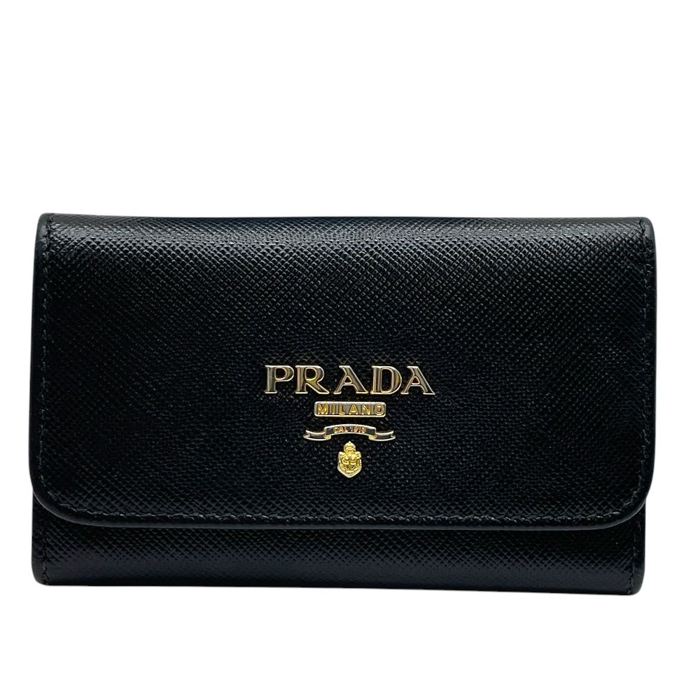 プラダ 6連 キーケース ロゴ サフィアーノ レザー ゴールド ブラック 黒 1M0222 PRADA 上品 高級感 洗練 コンパクト 実用的 使いやすい デイリー ミニマル スタイリッシュ 持ち運び便利 長く使える