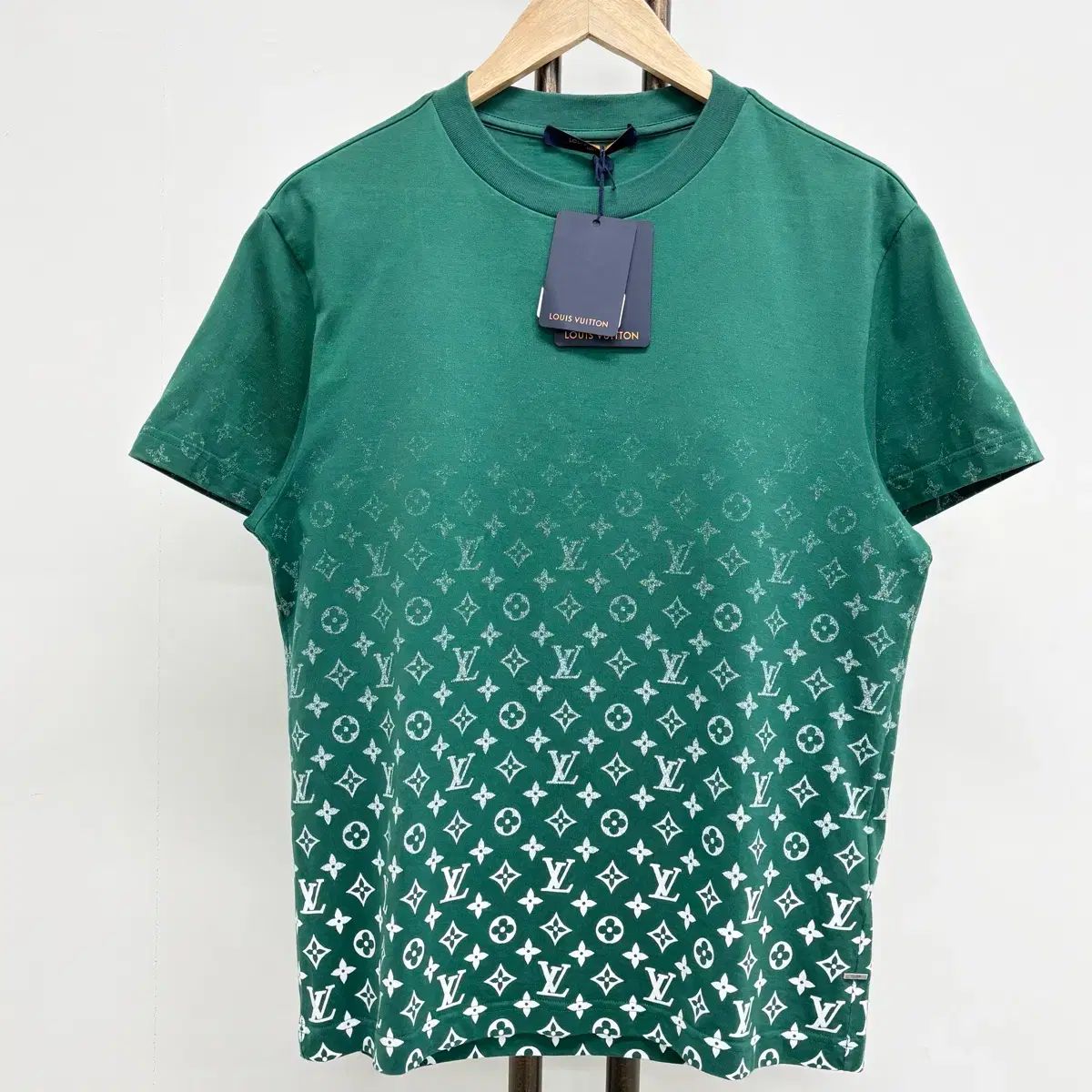 Louis Vuitton LVロゴ グラデーション 半袖Tシャツ - メルカリ