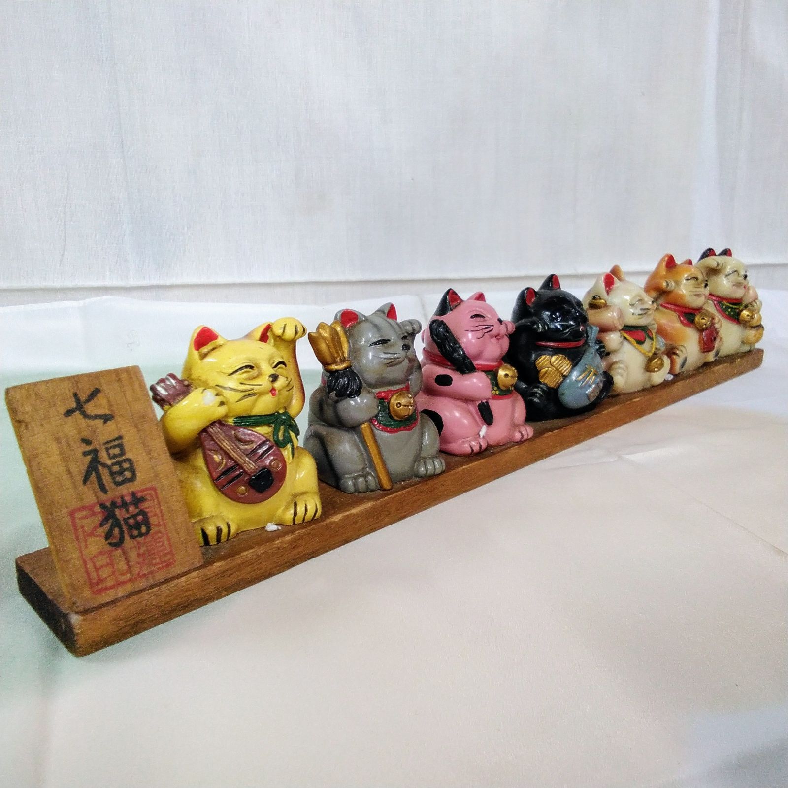 縁起物置物 時代物【ねこ七福神】開運招きねこは、右手金運アップ!左手 