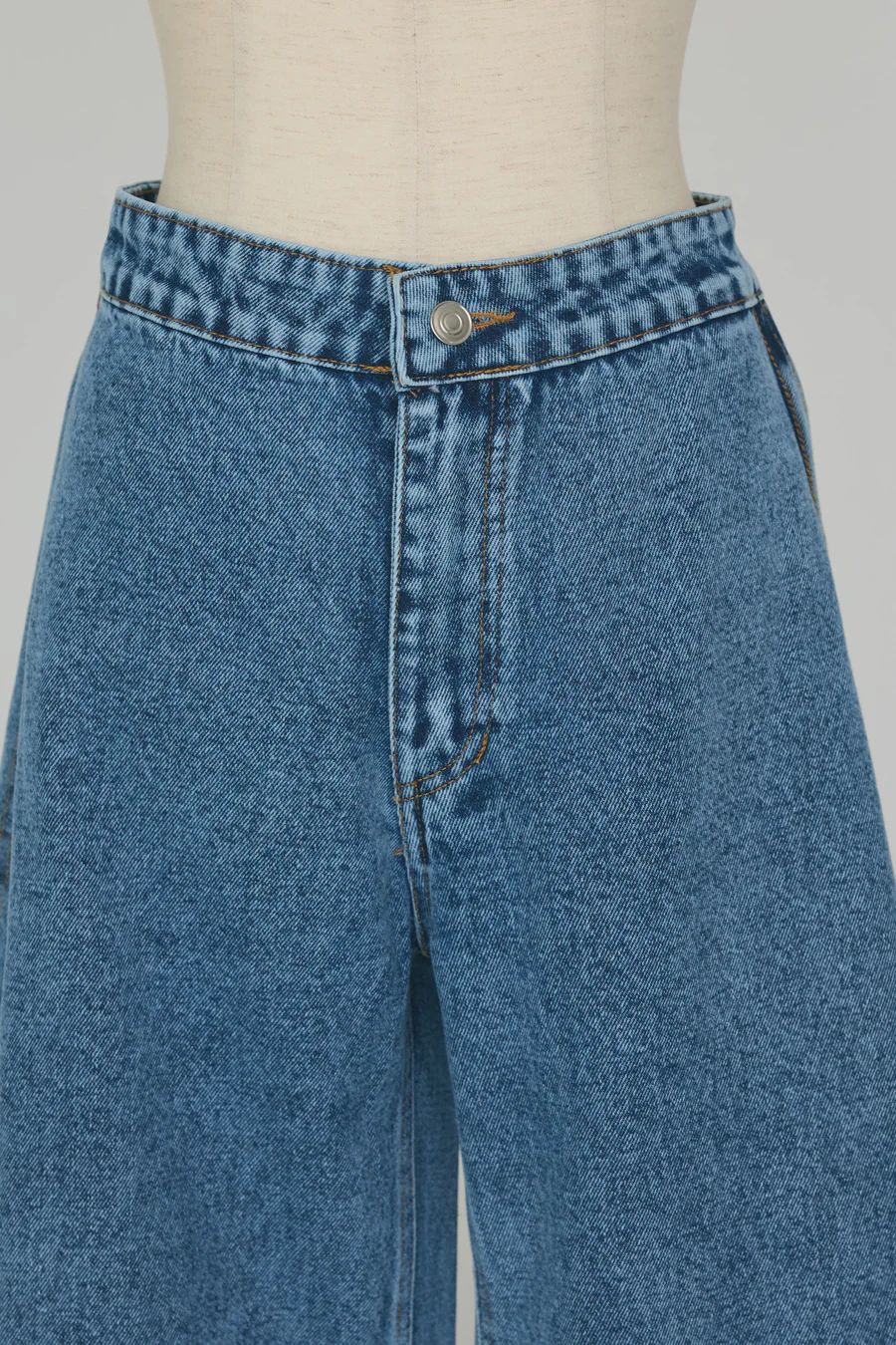 デニムペプラムバックZIPトップス + カーヴィースリットデニムパンツ