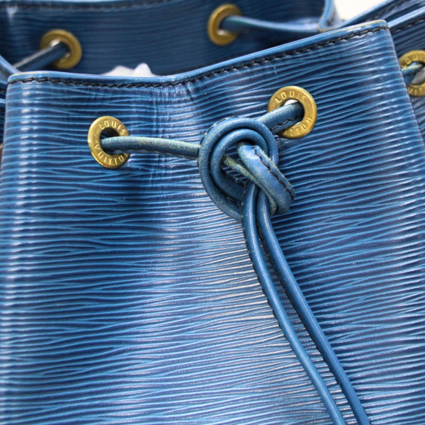 ルイヴィトン Louis Vuitton プチ ノエ 巾着 ショルダーバッグ エピ トレドブルー M44105 【73889】 ルイヴィトン Louis Vuitton プチ ノエ 巾着 ショルダーバッグ エピ