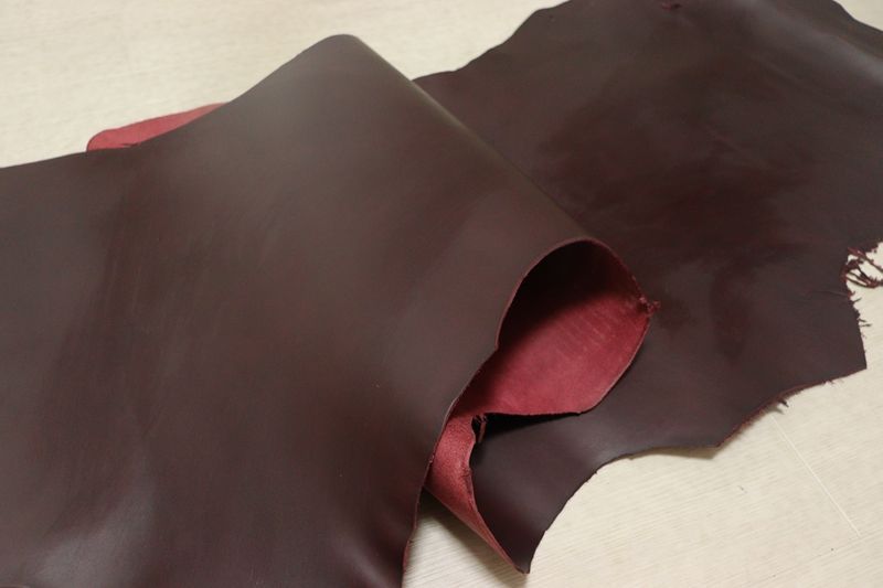 バーガンディ 97ds ヌメ革 ベリー 牛革 イタリア レザー スムース加工 はぎれ 一枚革 レザークラフト 革 皮 本革 diy 生地 材料
