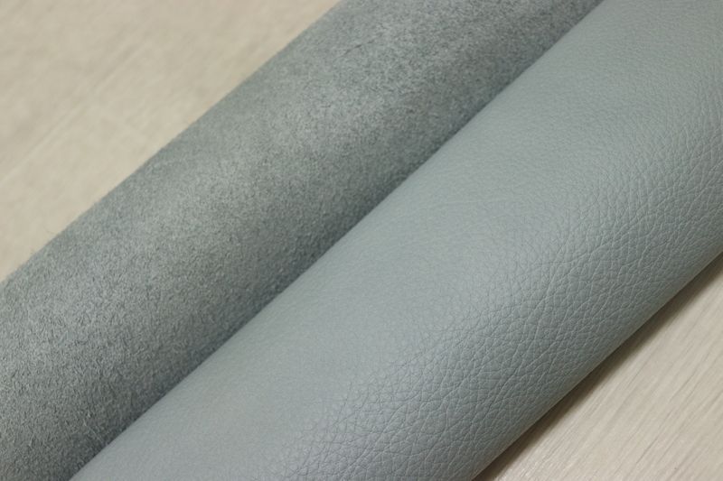 ライトブルー 246ds クロム革 牛革 イタリア レザー シュリンク加工 はぎれ 一枚革 レザークラフト 革 皮 本革 diy 生地 材料