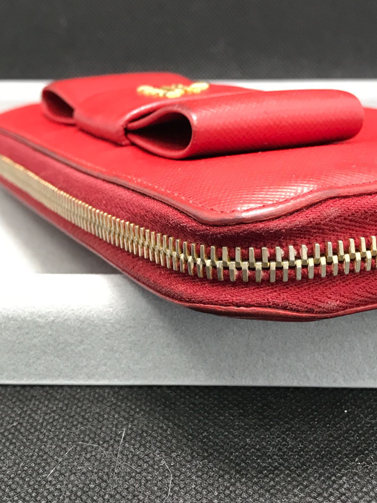 PRADA サフィアーノラウンドファスナー リボン付き長財布レッド系