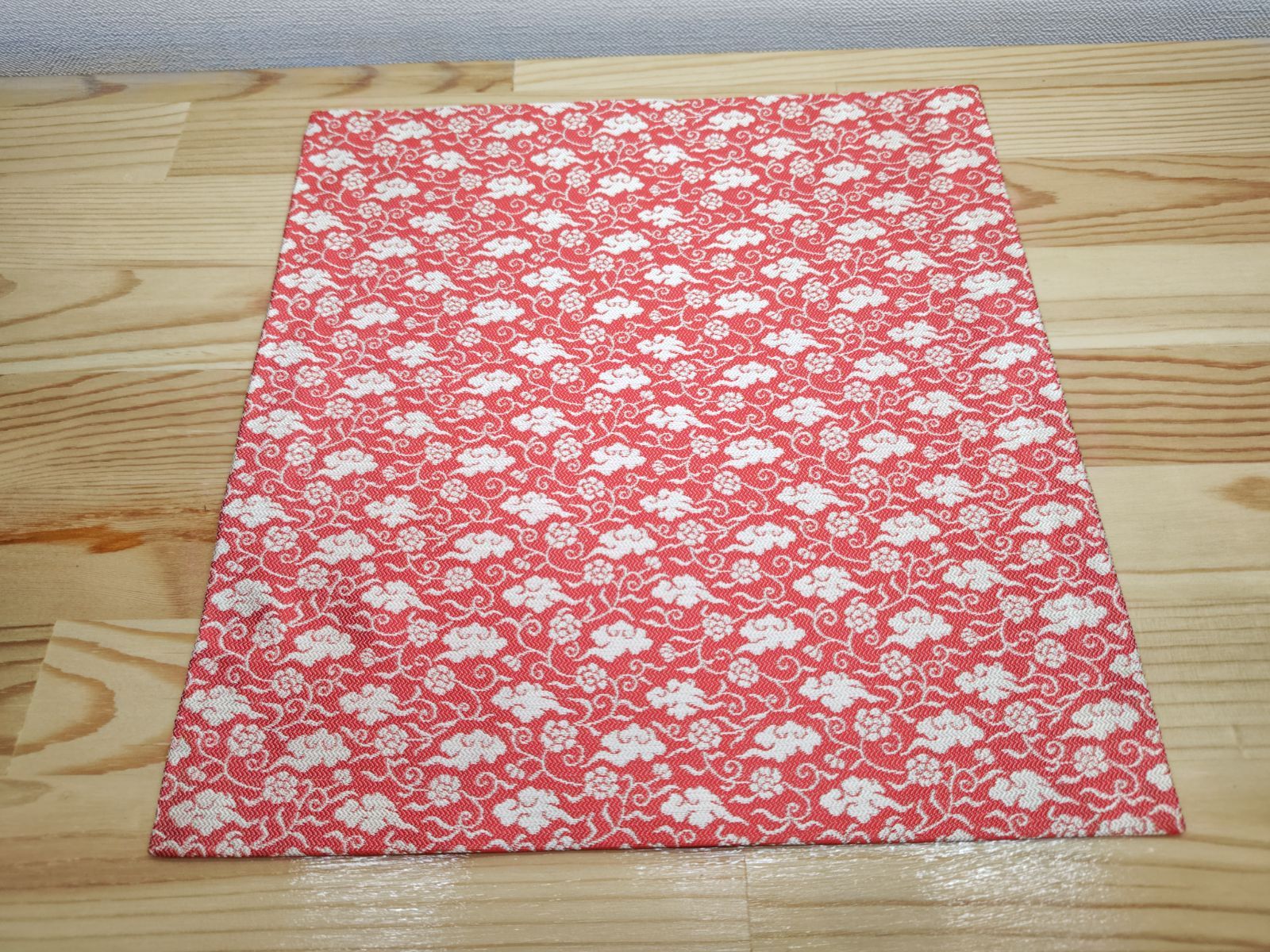 【逢絢亭・新品】茶道具 帛紗 出帛紗 正絹 名物裂 表千家好 紹巴 銘「雲花唐草」日本製 紙箱入り