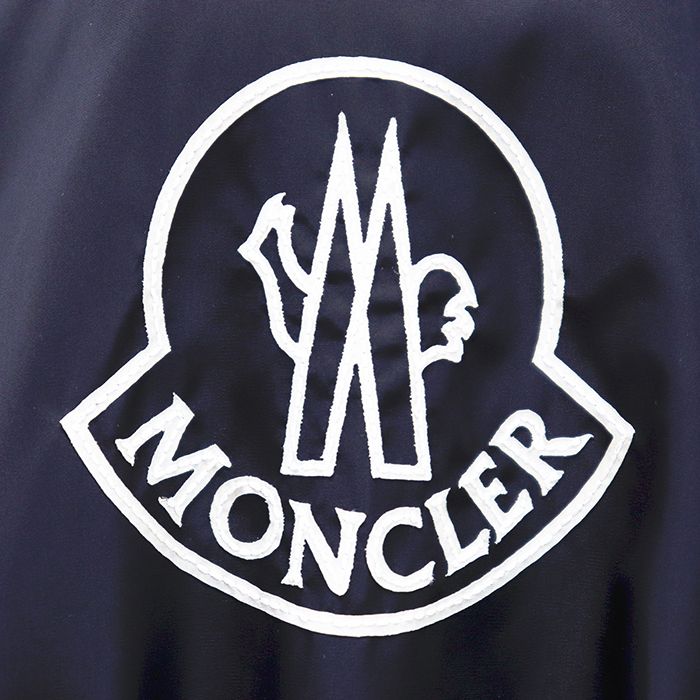 【新品同様】MONCLER モンクレール ナイロンウエストマークジャケット サイズ 3 レディース ジップアップブルゾン フーデッド ロゴ ワッペン 軽量 アウター タグ付属 ネイビー 紺 ルーマニア製 MONCLER - 【新品同様】MONCLER モンクレール ナイロンウエストマーク