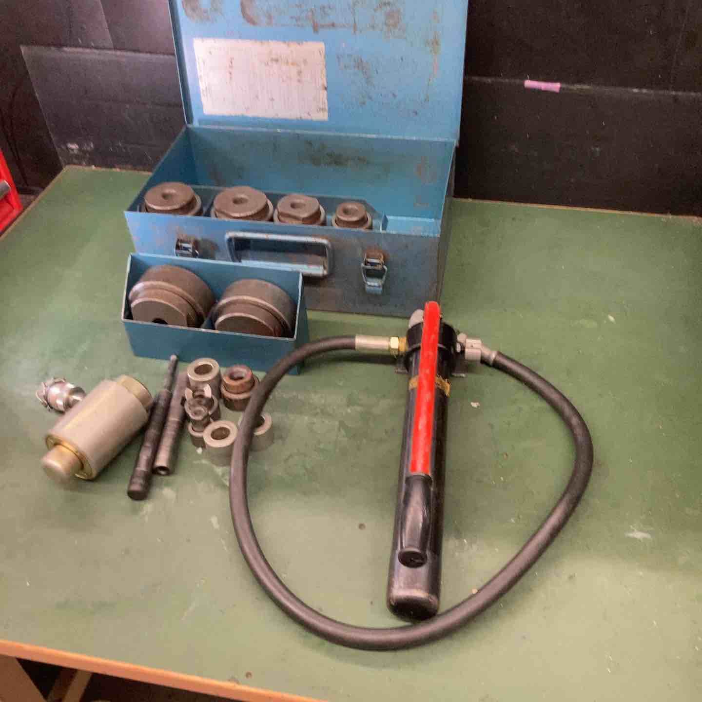 ◇泉精器(IZUMI) 分離型油圧式パンチャ SH-10-1(ポンプHP-180N付 