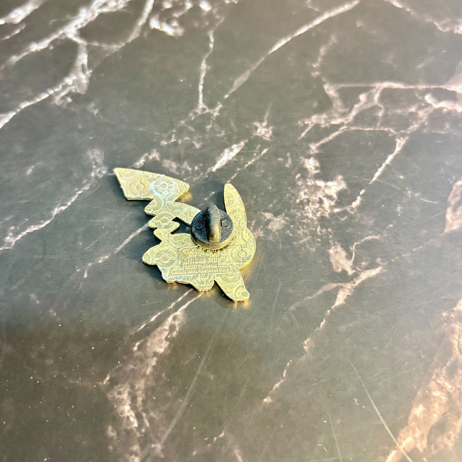 海外限定・希少】ポケモン ピカチュウ 金属製 ピンバッジ Shining 