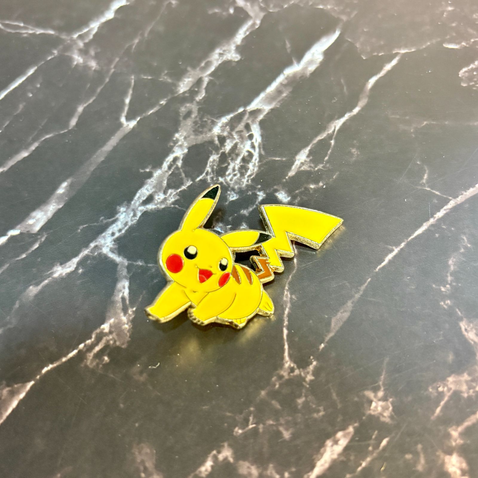 海外限定・希少】ポケモン ピカチュウ 金属製 ピンバッジ Shining 