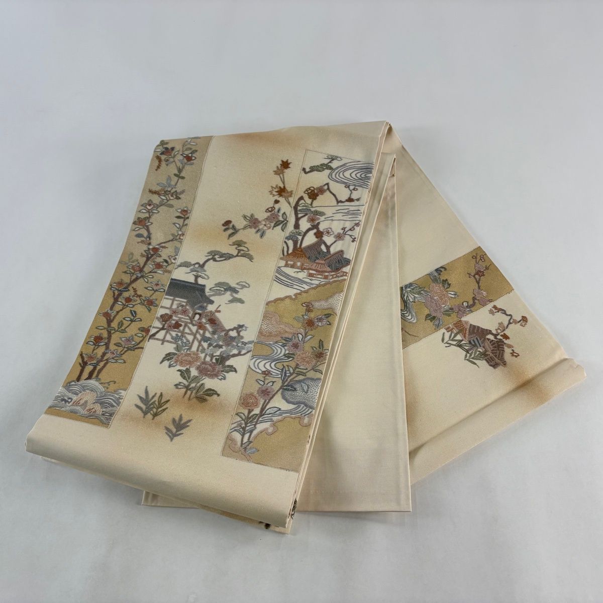 袋帯 名品 建物 草花 相良刺繍 金彩 ベージュ お太鼓柄 正絹 【中古
