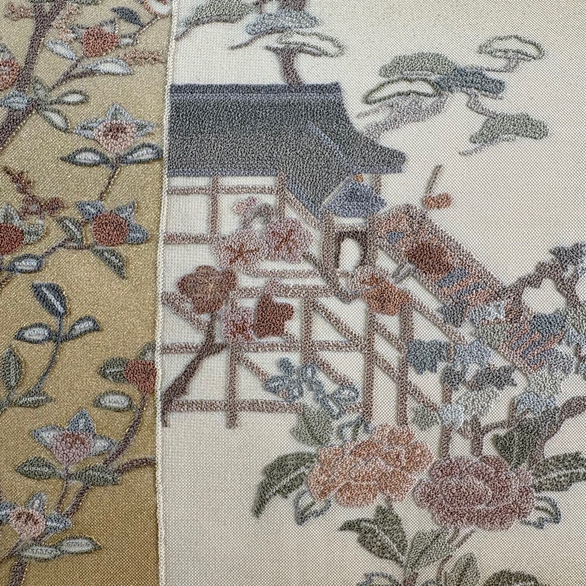 【美品】袋帯 相良刺繍　宝相華　ベージュ　お太鼓柄 袋帯 名品 建物 草花 相良刺繍 金彩 ベージュ お太鼓柄 正絹 【中古