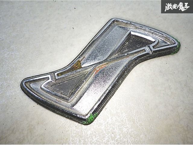 アクセサリー NISSAN 日産 純正 C210 C211 スカイライン ジャパン 後期 Sマーク エンブレム オーナメント ロゴ R30系 鉄仮面 激安魔王 棚