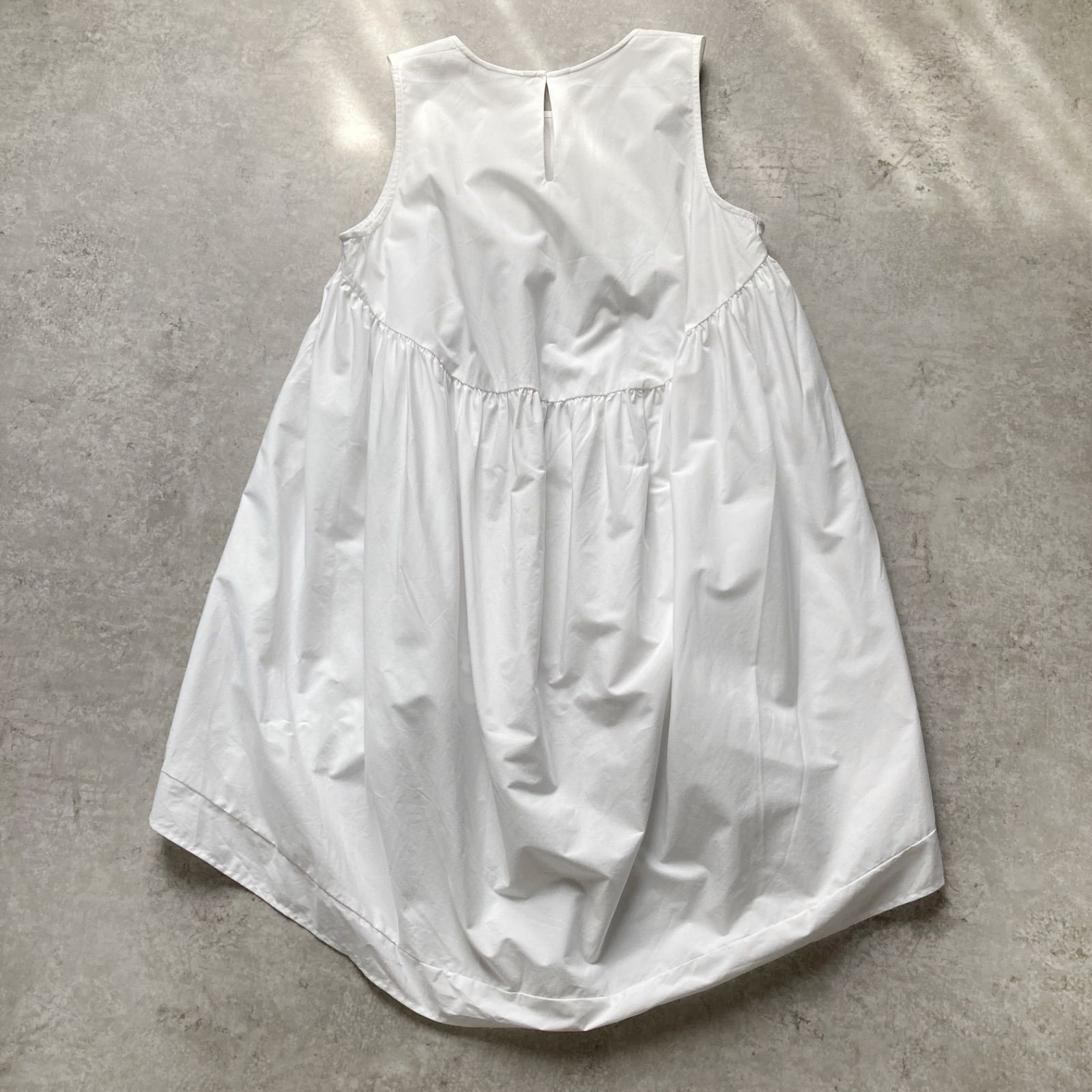 美品 ヨーコチャン REYC ノースリーブブラウス ギャザー フレア 白 36 美品 ヨーコチャン YOKO CHAN REYC リック ノースリーブ ヘムフレア