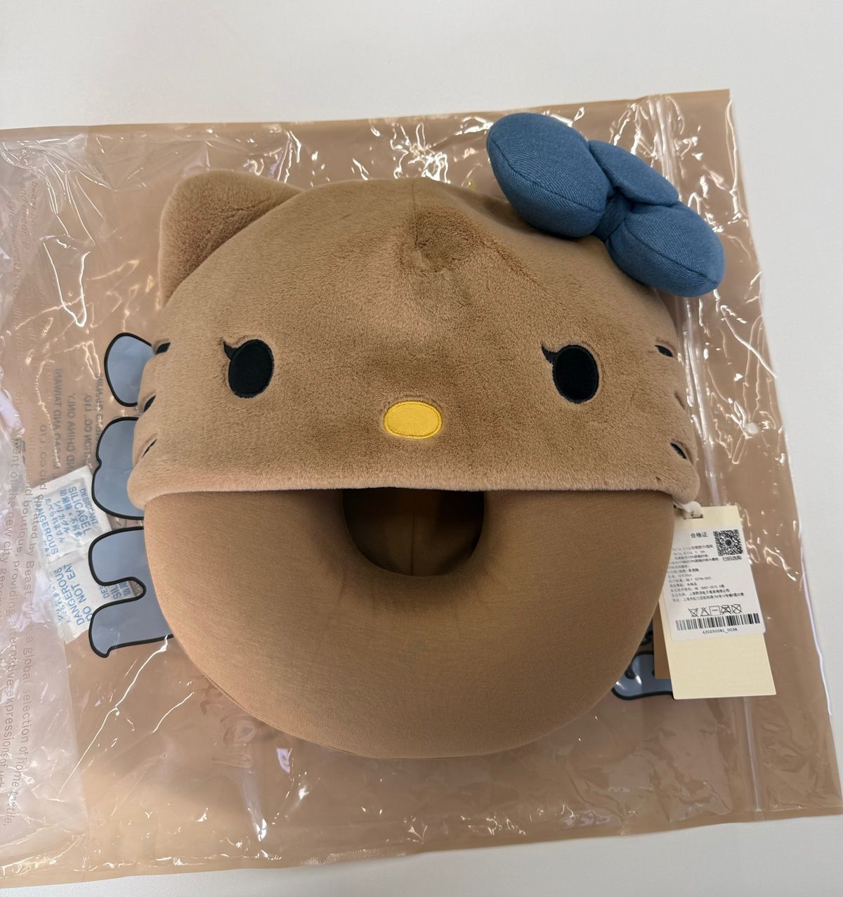 公式正規品 タグ付き 海外限定 ハローキティ x TBH ネックピロー