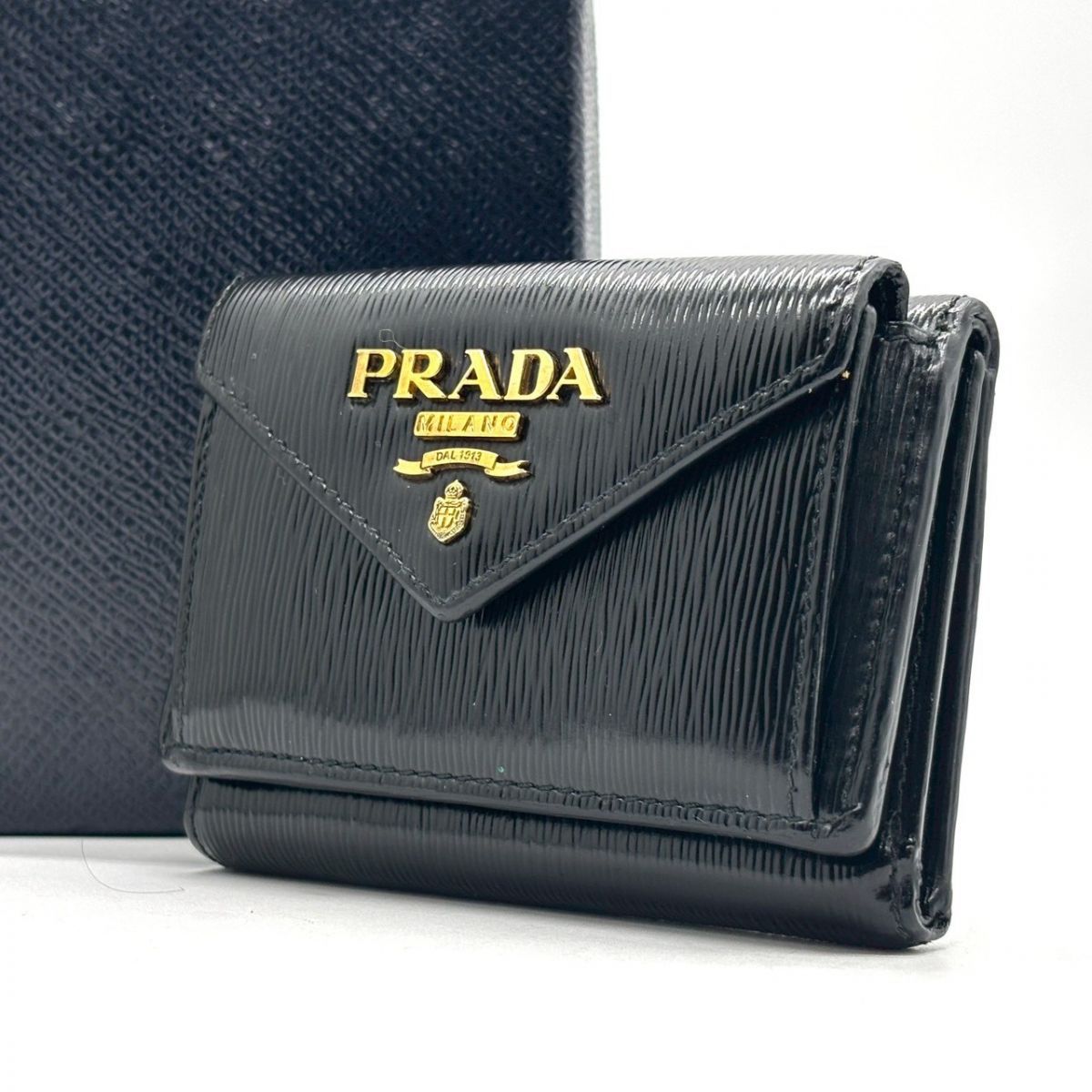 静かな艶を携える】 PRADA 三つ折り財布 ヴィッテロムーブ コンパクト