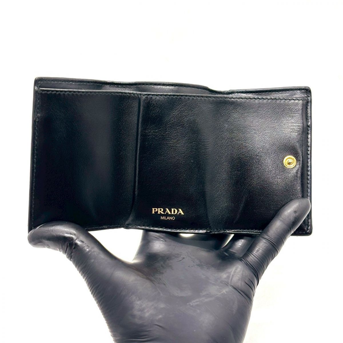 静かな艶を携える】 PRADA 三つ折り財布 ヴィッテロムーブ コンパクト