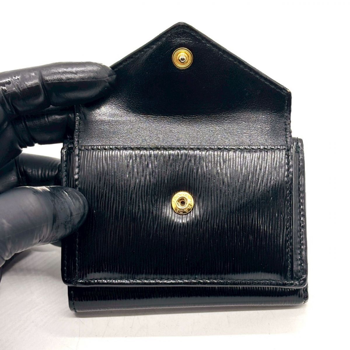 静かな艶を携える】 PRADA 三つ折り財布 ヴィッテロムーブ コンパクト