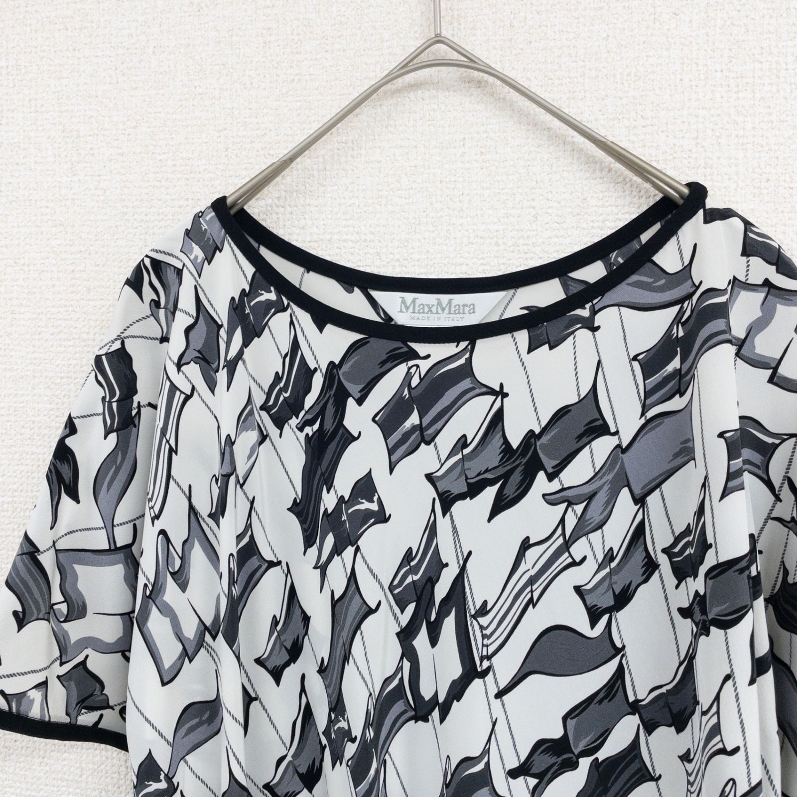 MaxMara  マックスマーラ 半袖ブラウス スカーフ クルーネック 総柄 シルク ホワイト グレー ネイビー イタリア製 レディース S b00881 MaxMara マックスマーラ 半袖ブラウス スカーフ クルーネック 総柄