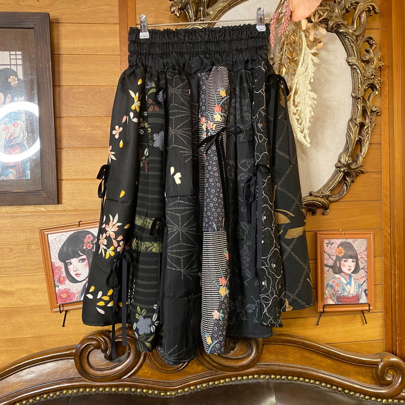 和洋折衷リメイク 着物 コラージュ ドッキング パッチワーク 切り替え レトロ 古着 ハンドメイド 黒羽織とシックな黒を基調に、様々な和柄 0-102 和洋折衷リメイク 着物 コラージュ ドッキング パッチワーク 切り替え
