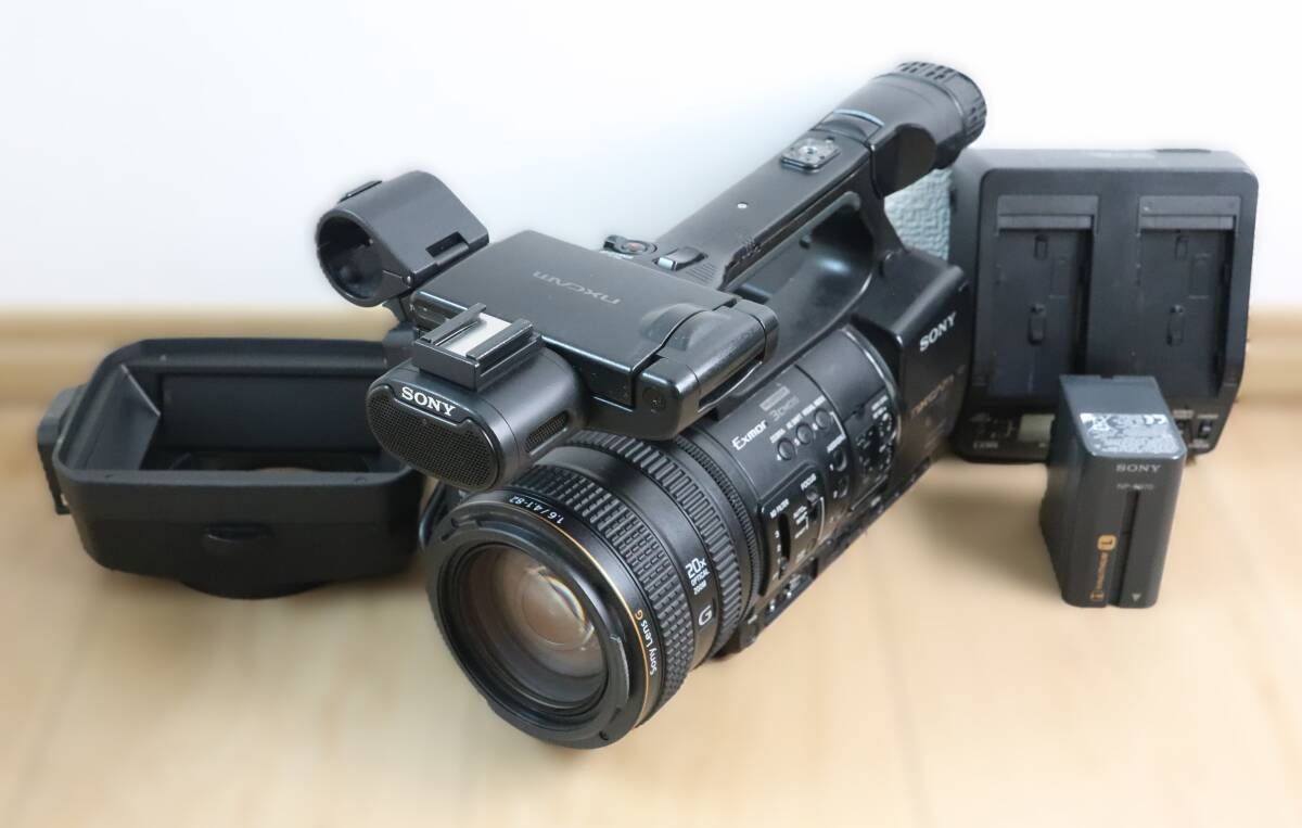 ★通電時間82×10H★ソニー SONY HXR-NX5J 業務用ビデオカメラ + AC-VQ1051D アダプター付★ W0328#4665