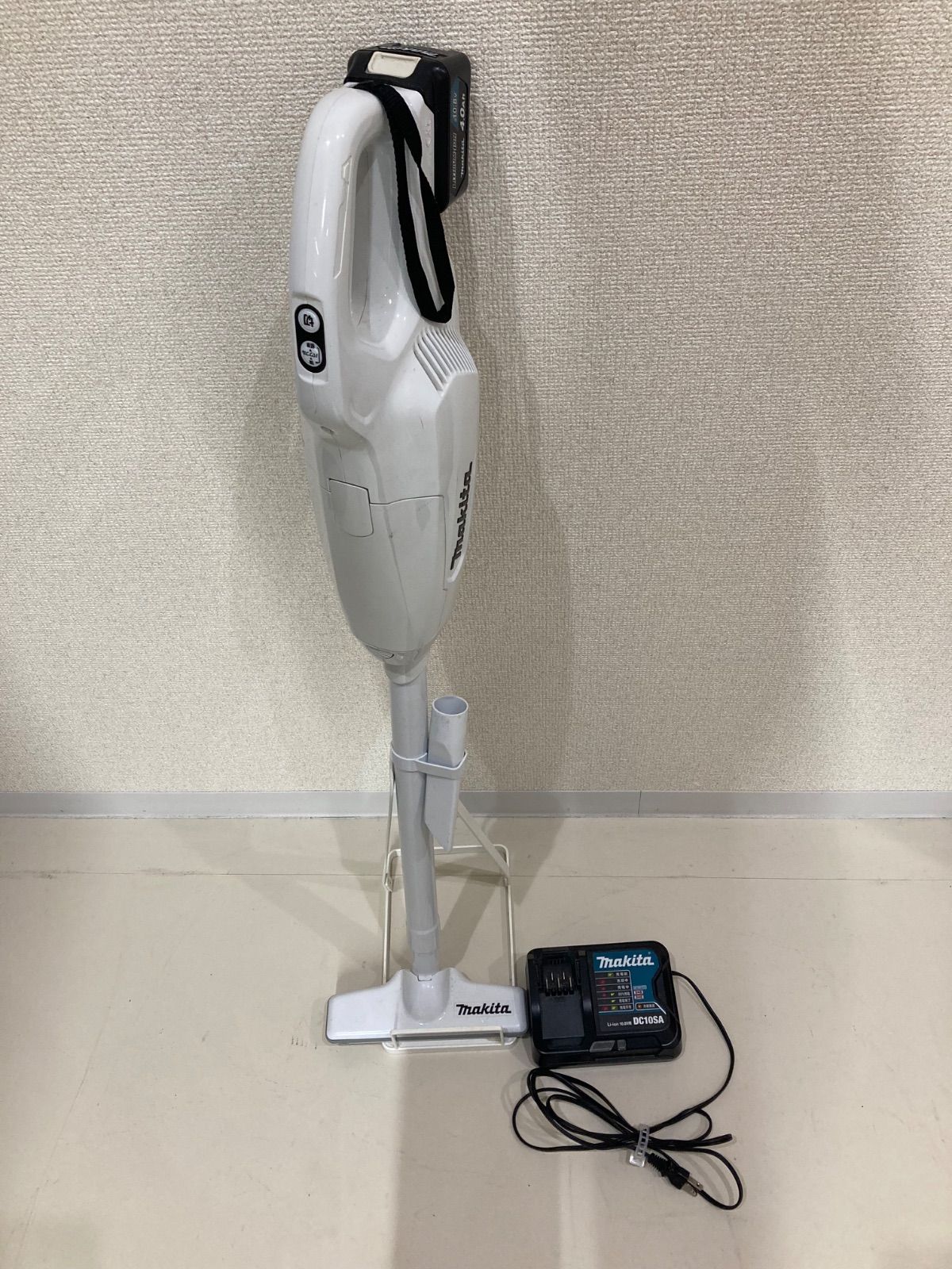 Makita CL107FD 充電式クリーナー 本体、付属品、スタンド Makita CL107FD 充電式クリーナー 本体、付属品、スタンド 【公式通販】