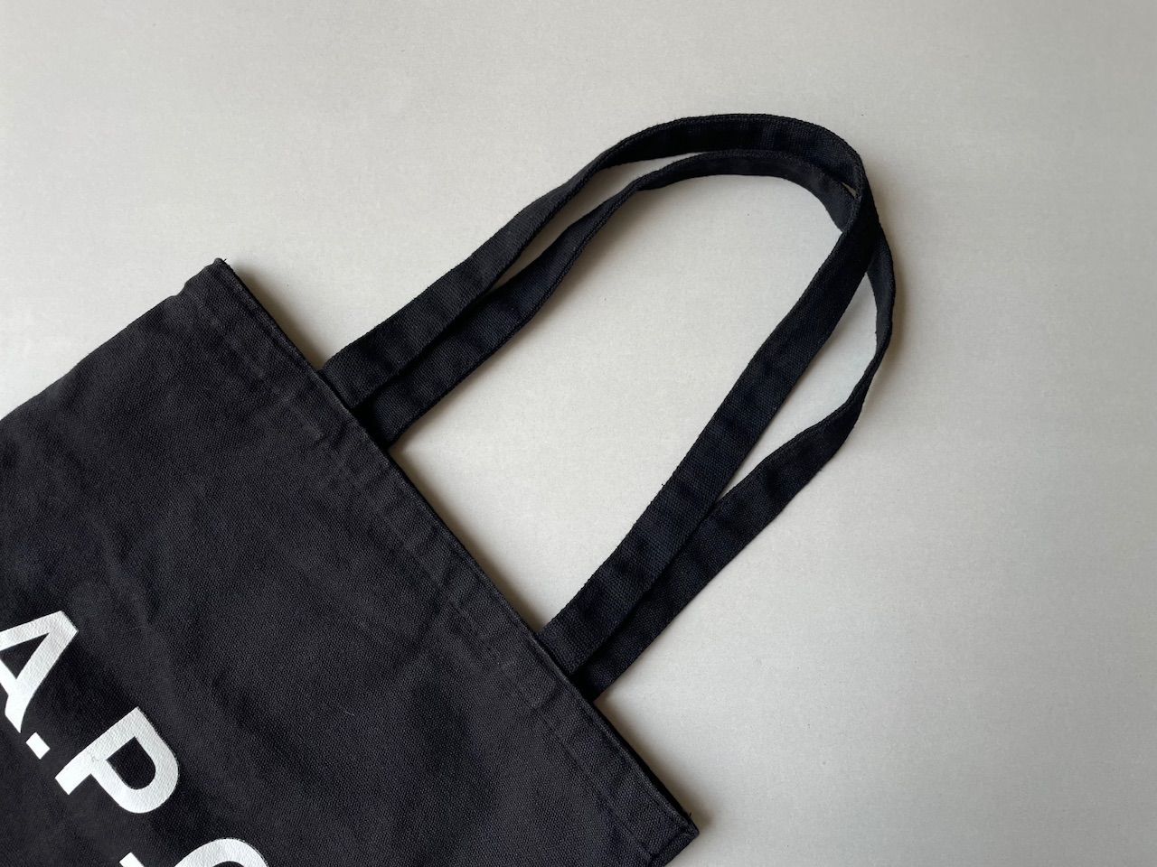 A.P.C アーペーセー ロゴプリントトートバッグ 綿 コットン - メルカリ