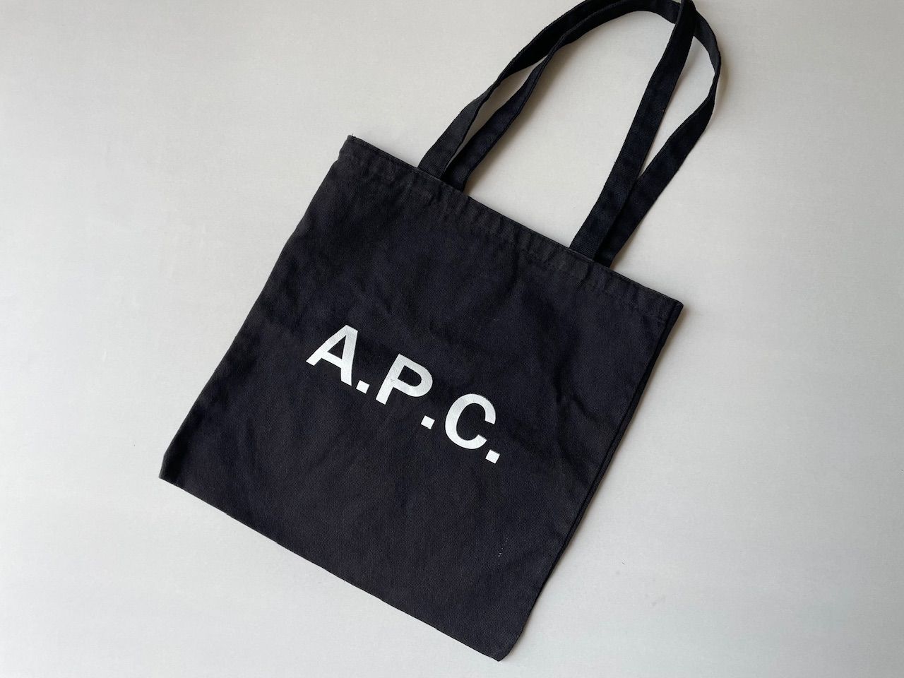 A.P.C アーペーセー ロゴプリントトートバッグ 綿 コットン - メルカリ