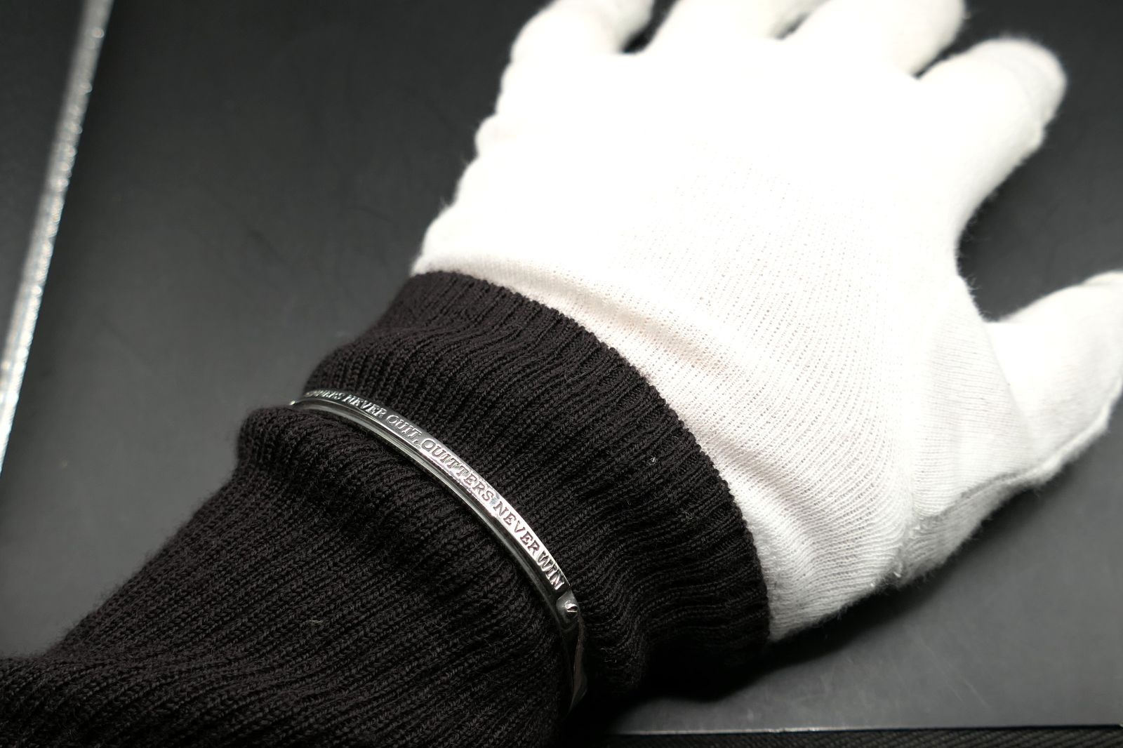 新品 未使用 ドクターモンロー メッセージ プレート バングル