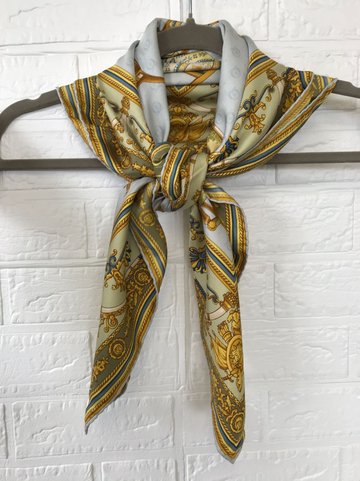 GUCCHI 80×80大判スカーフ OLD Gucci 80sシルクスカーフ（赤/ホースシュー柄） – Vintage Shop Rococo