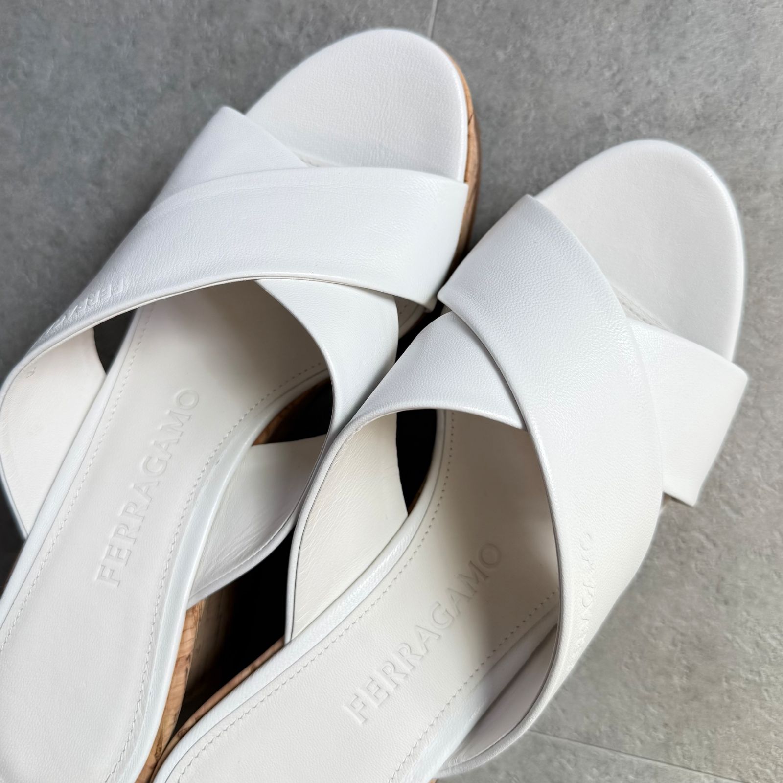 未使用 SalvatoreFerragamo サルヴァトーレフェラガモ ロゴ レザー 
