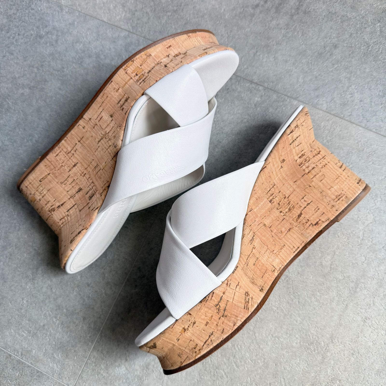 未使用 SalvatoreFerragamo サルヴァトーレフェラガモ ロゴ レザー 