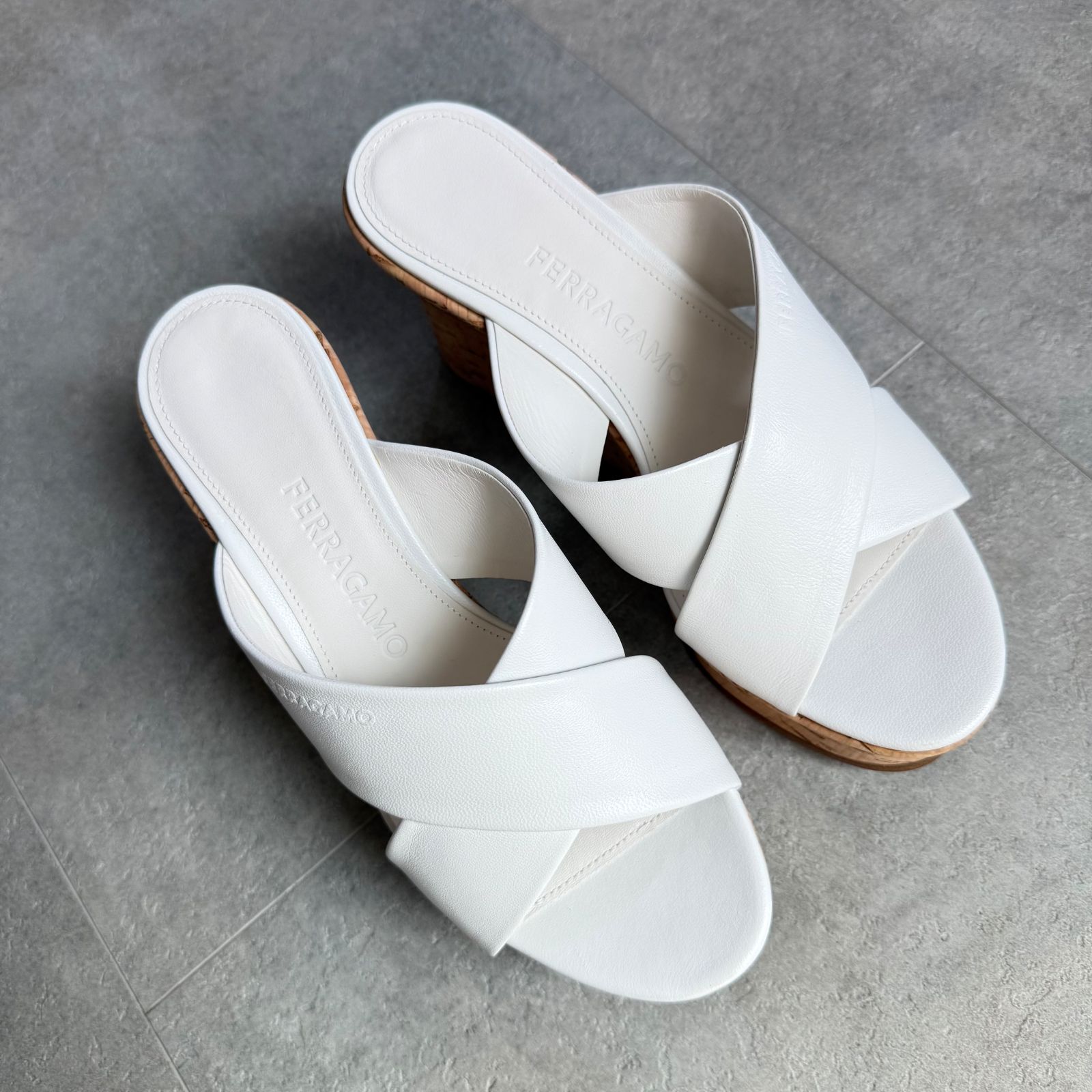 未使用 SalvatoreFerragamo サルヴァトーレフェラガモ ロゴ レザー 