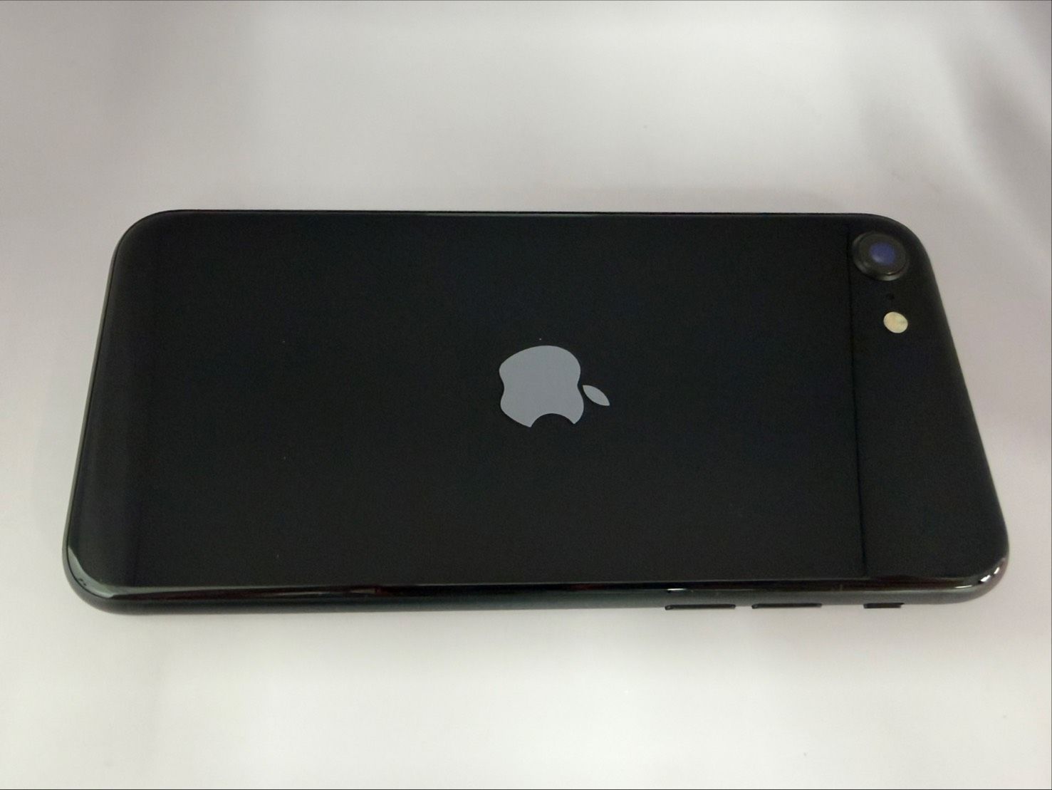 極美品】iPhone SE 第3世代 64GB / バッテリー良好 / 法人管理品017