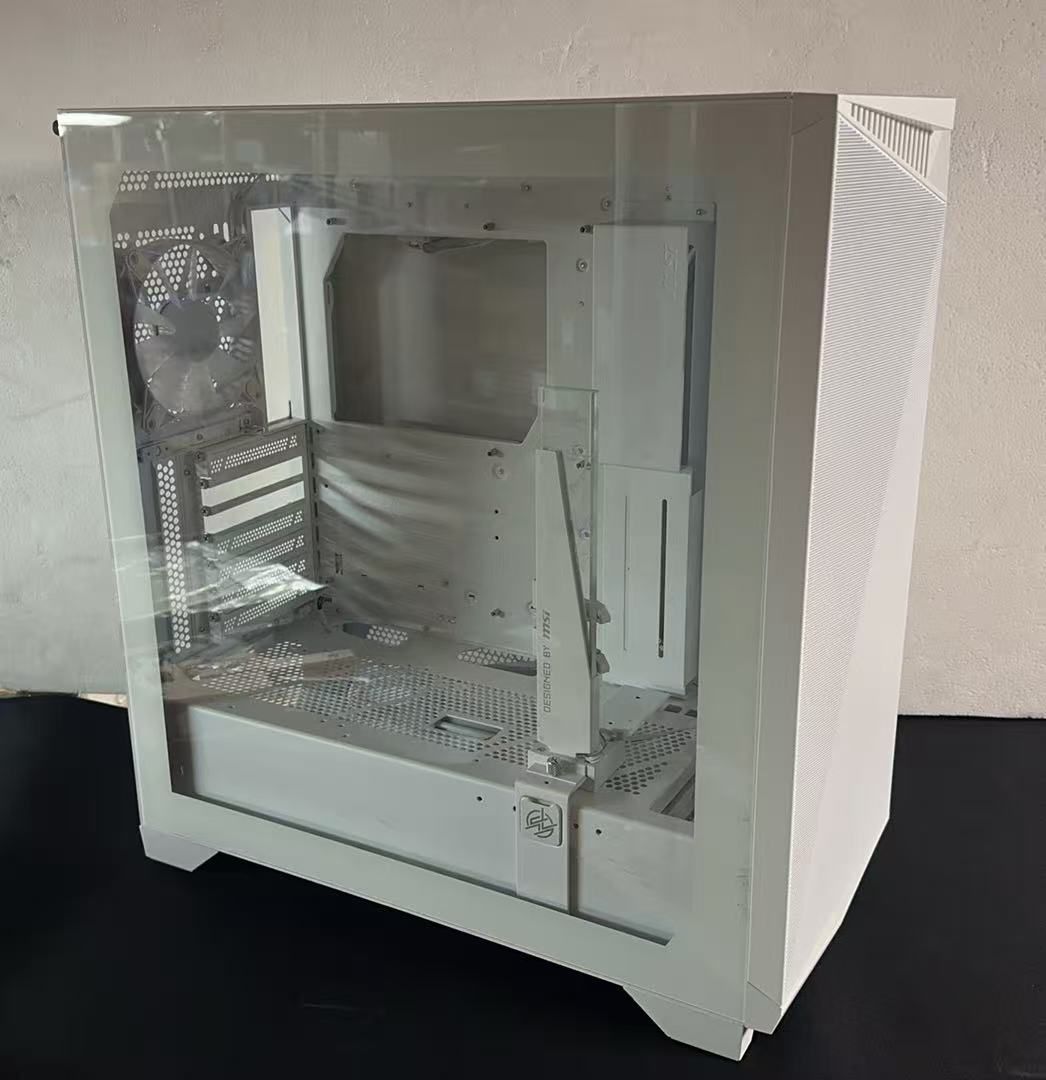 MSI PCケース GUNGNIR 300R WHITE（開封のみ・未使用） ハイエンドパーツもしっかり冷える真っ白なPCケース「MSI MPG GUNGNIR