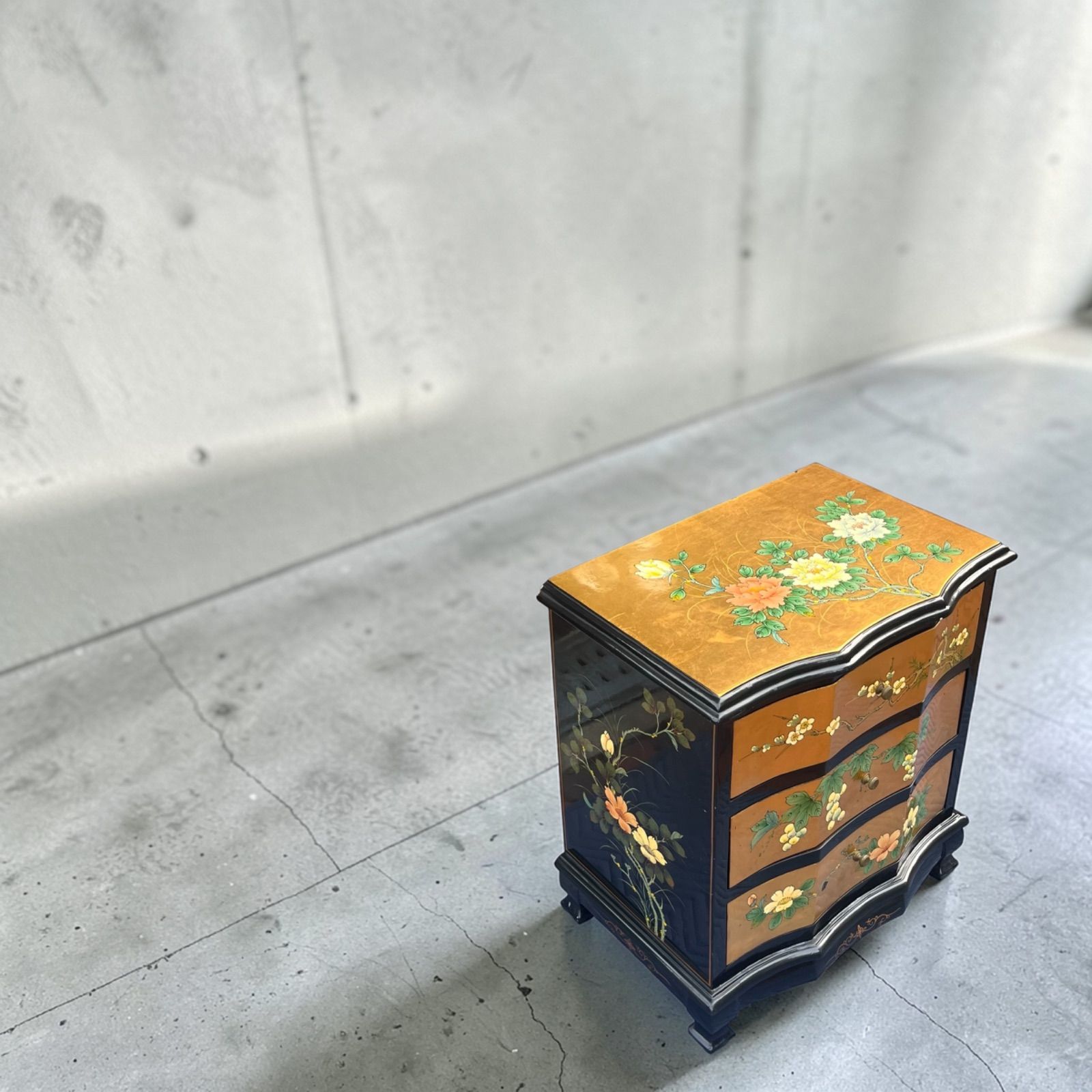 漆塗り モダンヴィンテージ 花柄チェスト 3段 黒×金 蒔絵風 サイド