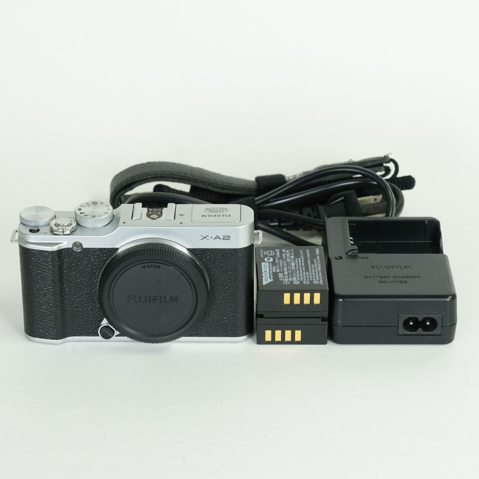 良品] FUJIFILM X-A2 ボディ シルバー | 富士フイルムXマウント