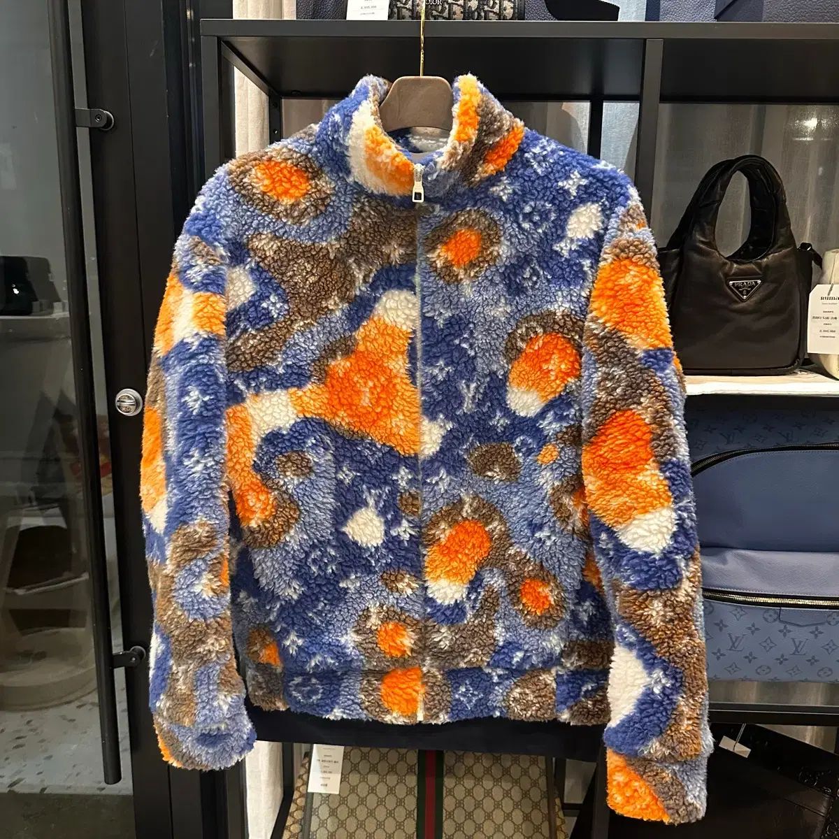 Louis Vuitton(ルイヴィトン) レザーパッチフリースブルゾン LOUIS 