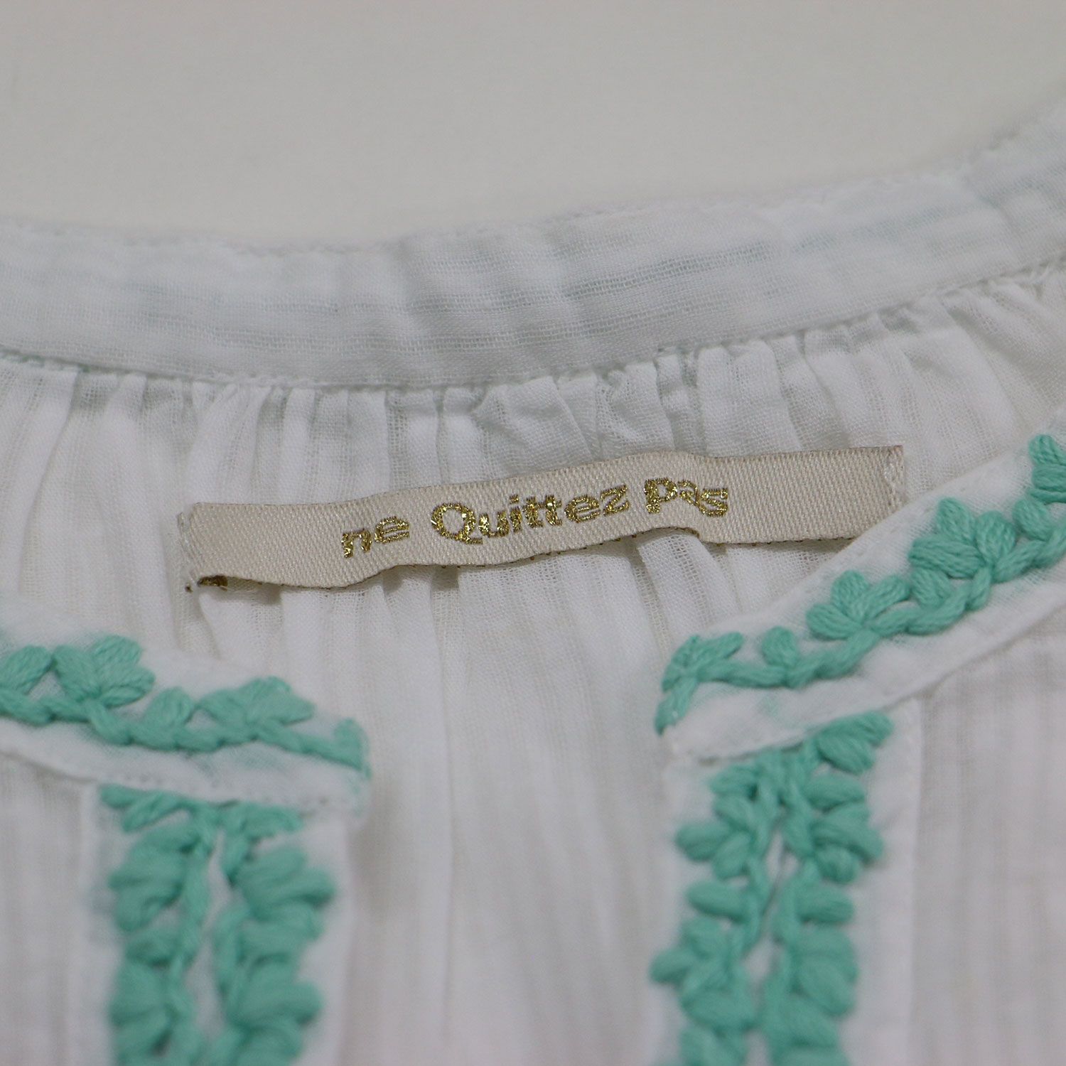 ne Quittez pas ヌキテパ ブラウス ホワイト 白 サイズ:FREE | 23春夏 コットン チカン刺繍 ブラウス / プルオーバー 長袖 キーネック ワイド スリット | トップス シャツ カットトップス【レディース】【中古】 ne Quittez pas ヌキテパ ブラウス ホワイト 白 サイズ:FREE | 23春夏