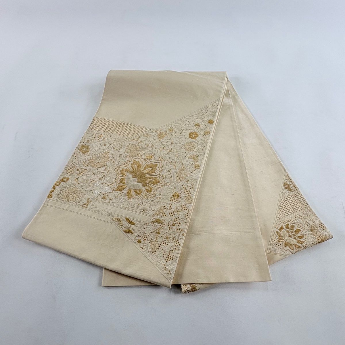 袋帯 名品 紬地 花唐草 草花 刺繍 ベージュ お太鼓柄 正絹 【中古 